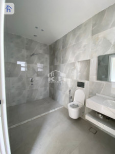 Modern House with Multiple Bedrooms Image 16