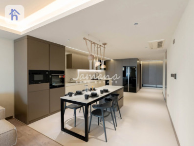 Elegant Apartment with 4 Bedrooms Image 9