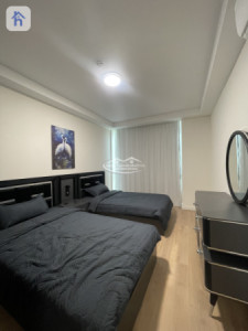Modern 2-Bed Apartment in Empire Wings Image 7
