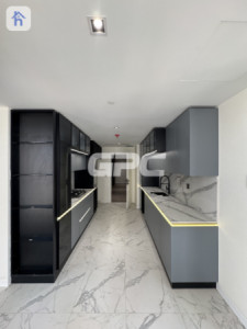 Modern Apartment with 3 Bedrooms image 2