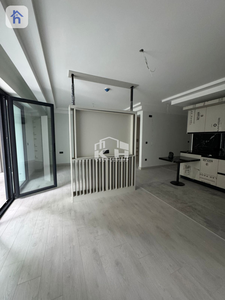 شوقەی ستۆدیۆ بە دیمەنێکی جوانەوە