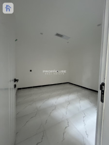 Family Home with 5 Bedrooms Resim 8