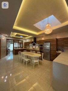 Spacious House with 6 Bedrooms Image 15