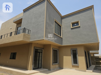 Modern Home With 5 Bedrooms Image 3