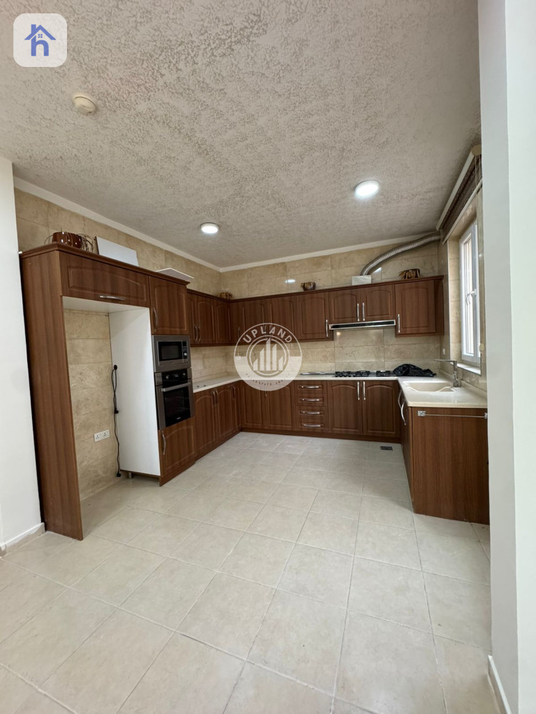 خانوویەکی فراوان بە 4 ژووری نوستن وێنە 2