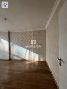 Stylish 1-Bedroom Apartment with Hall Image 5