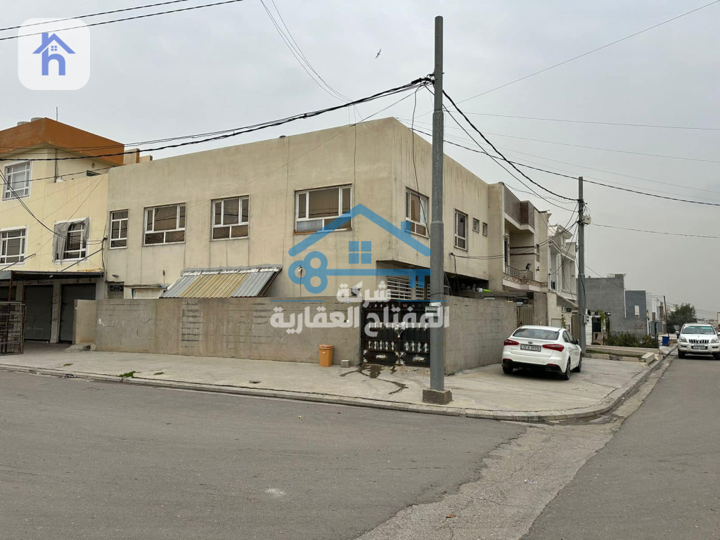 Commercial Building with 4 Apartment