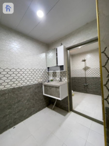 Luxurious 5-Bedroom House for Sale Image 8