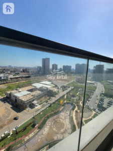 شوقەیەکی دوو ژووری نوستن لەگەڵ دیمەنی شار وێنە 13