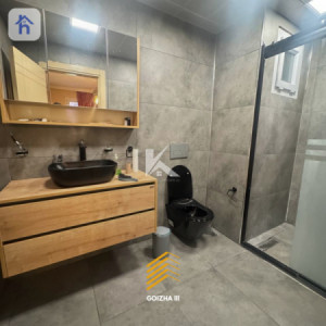Elegant Apartment in Prime Location Image 8