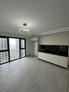 Modern 4-Bedroom Apartment image 8