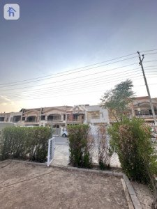 House Opposite Garden image 3