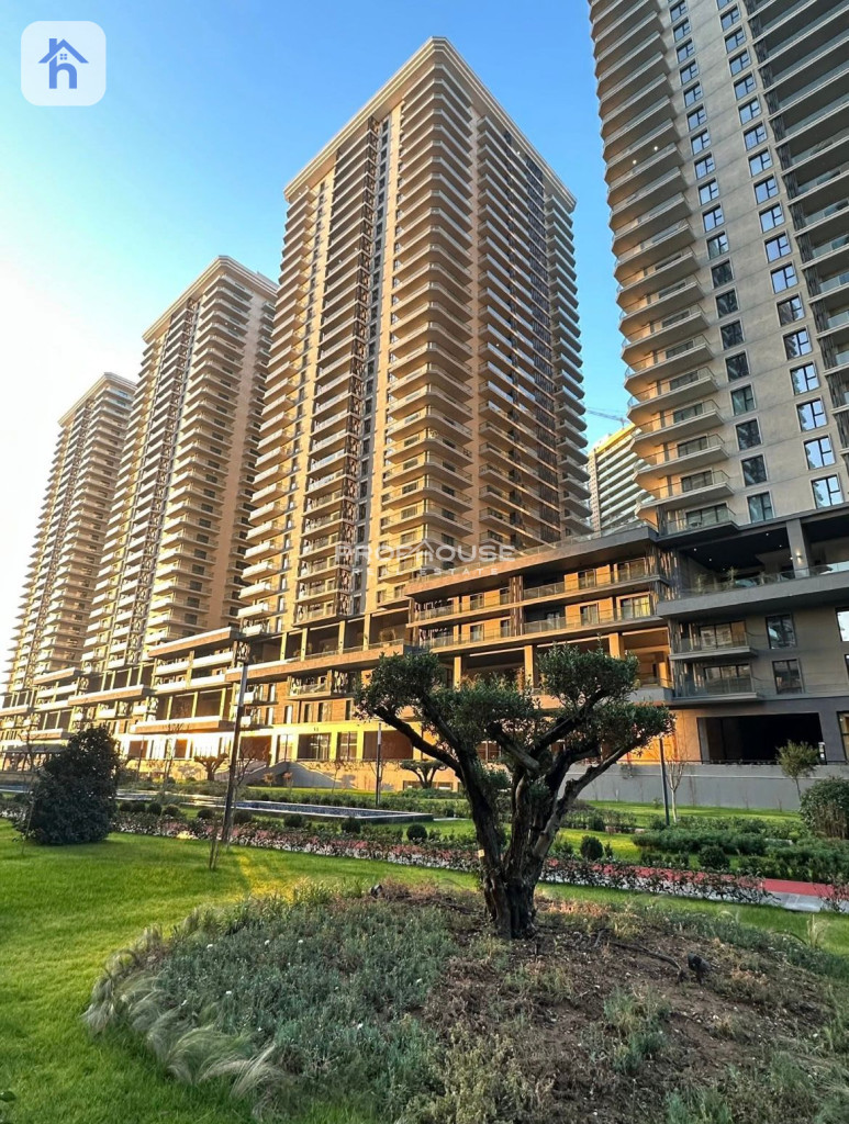 Modern 1-Bedroom Apartment with Tower Views Resim 2