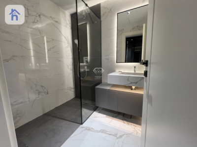Modern Apartment in Prime Location Image 11