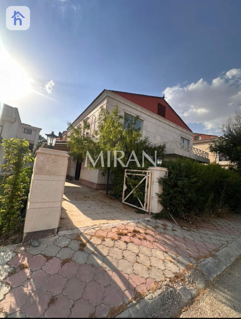 خانوویەکی فراوان لە گوندی ئینگلیزی