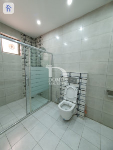 Elegant 5-Bedroom Villa Image 25