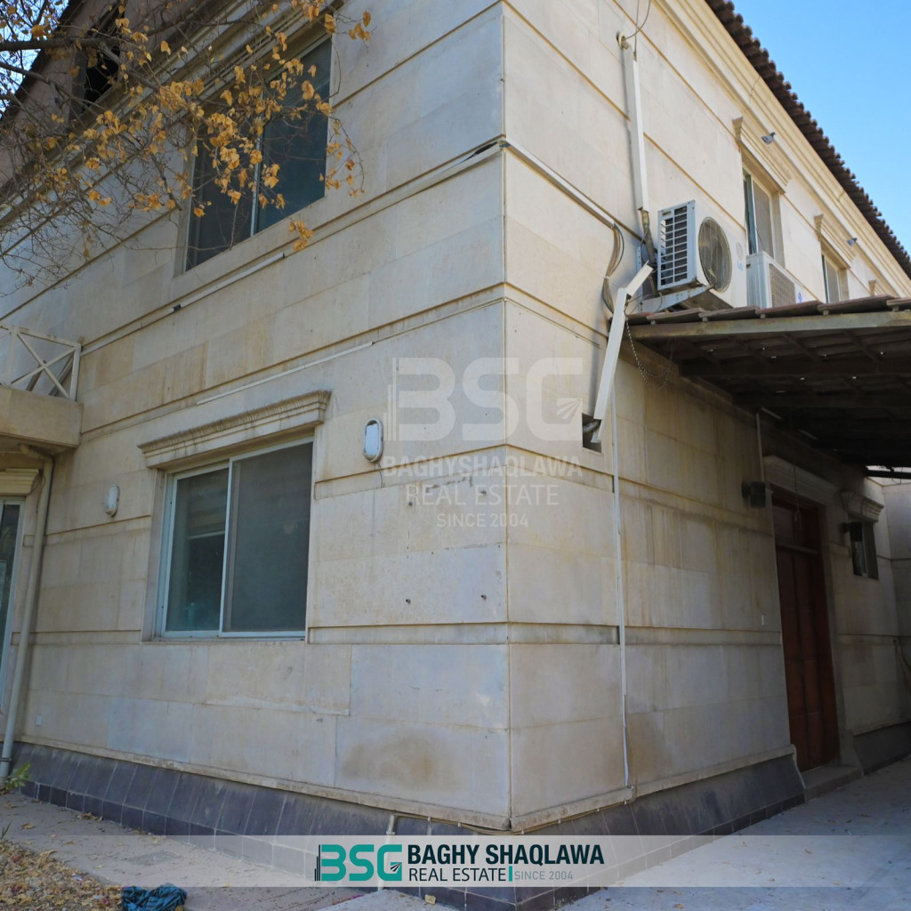 بيت واسع في القرية الإنجليزية