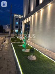 Modern Commercial Building with Multiple Rooms Resim 18