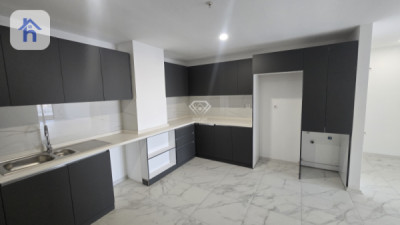 Luxurious 10th Floor Apartment Image 4