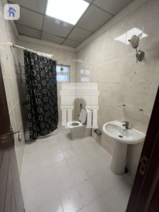 Spacious Commercial House, Ideal Location! Image 16