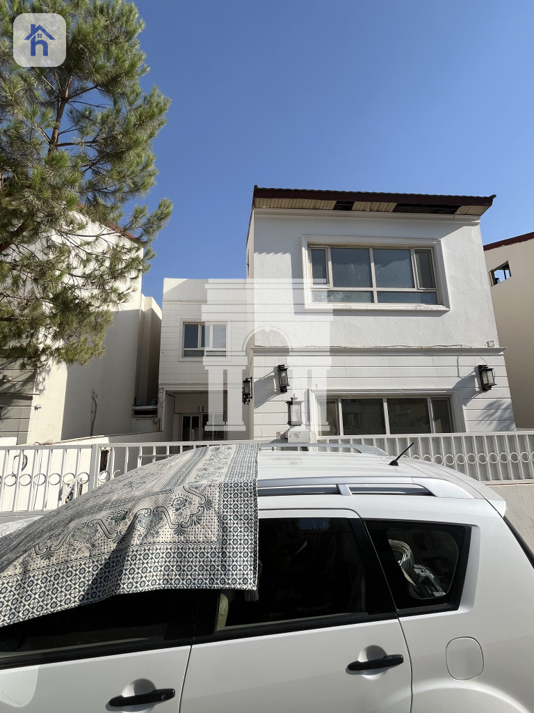 Spacious Commercial House, Ideal Location! Image 2