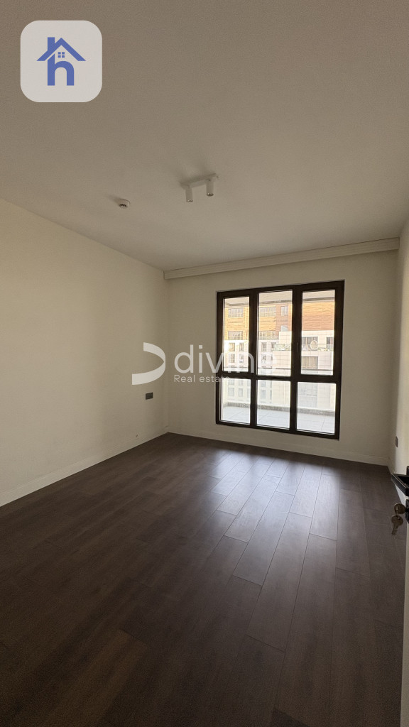Elegant Apartment in Prime Location Image 2
