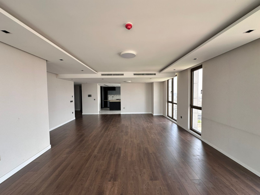 Modern 4 BR Apartment in Prime Location