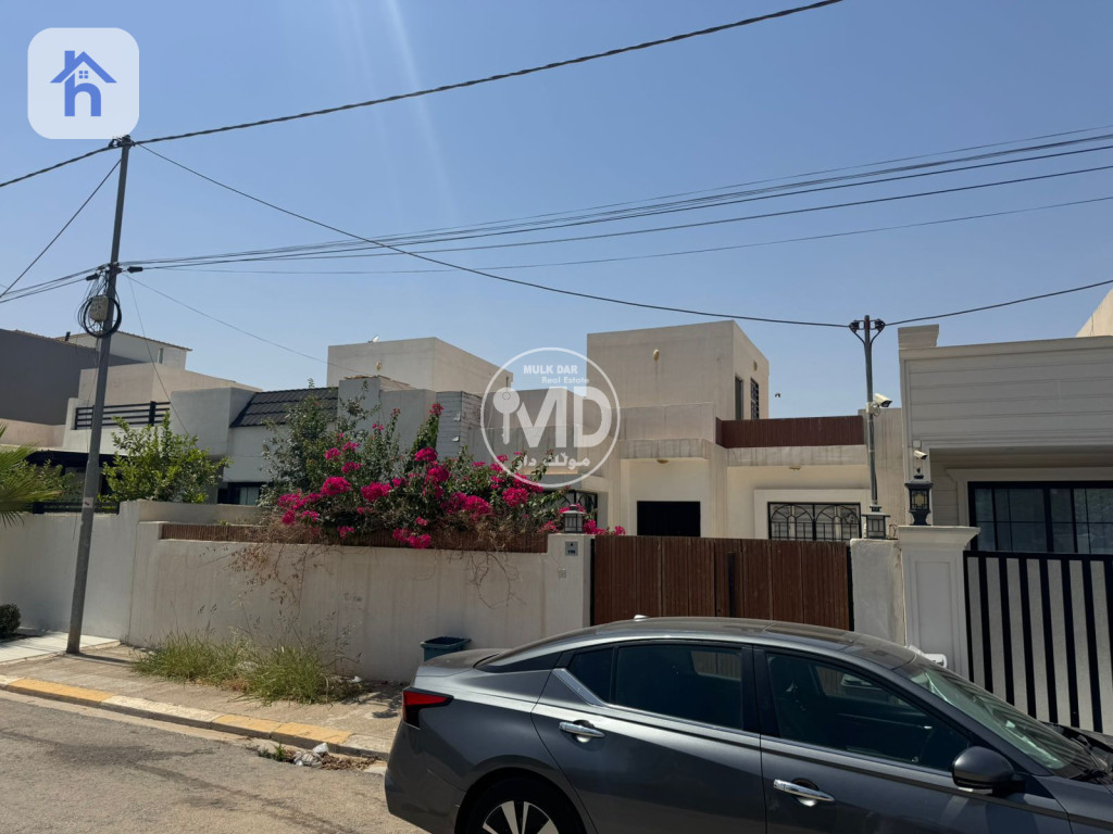 خانوو بەرامبەر باخچە