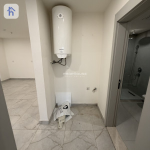 Sleek Office on High Floor Resim 4