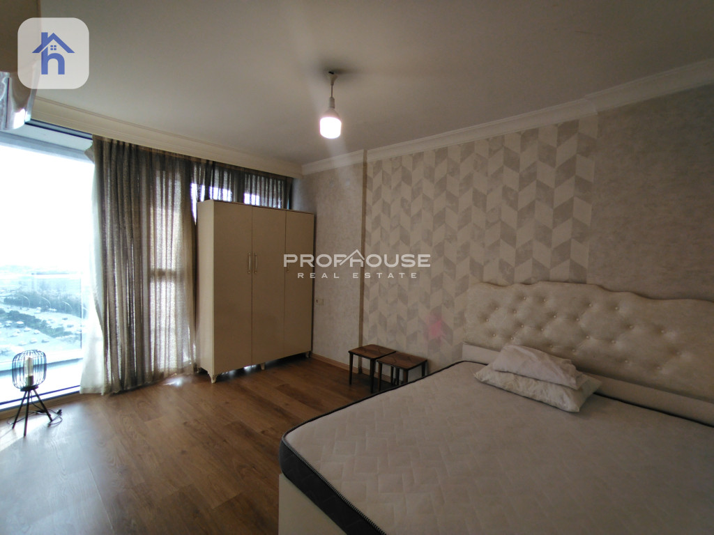 شوقەیەکی ئارام بۆ یەک ژووری نوستن لەگەڵ دیمەنێکی جوان وێنە 2