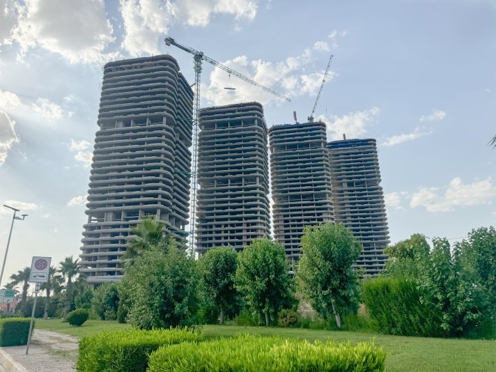 خانوویەکی مۆدێرن ٤ ژووری نوستن لە تاوەرێکی نیشتەجێبوون