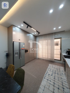 Elegant 5-Bedroom Villa Image 15