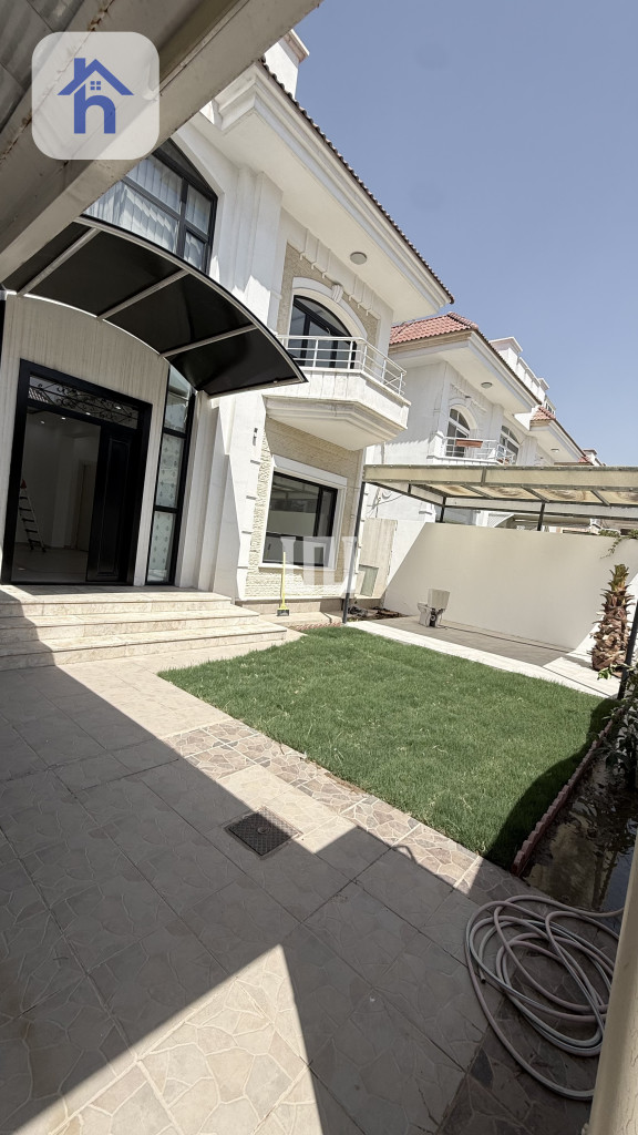 Spacious Villa: 5 Bedrooms Image 2