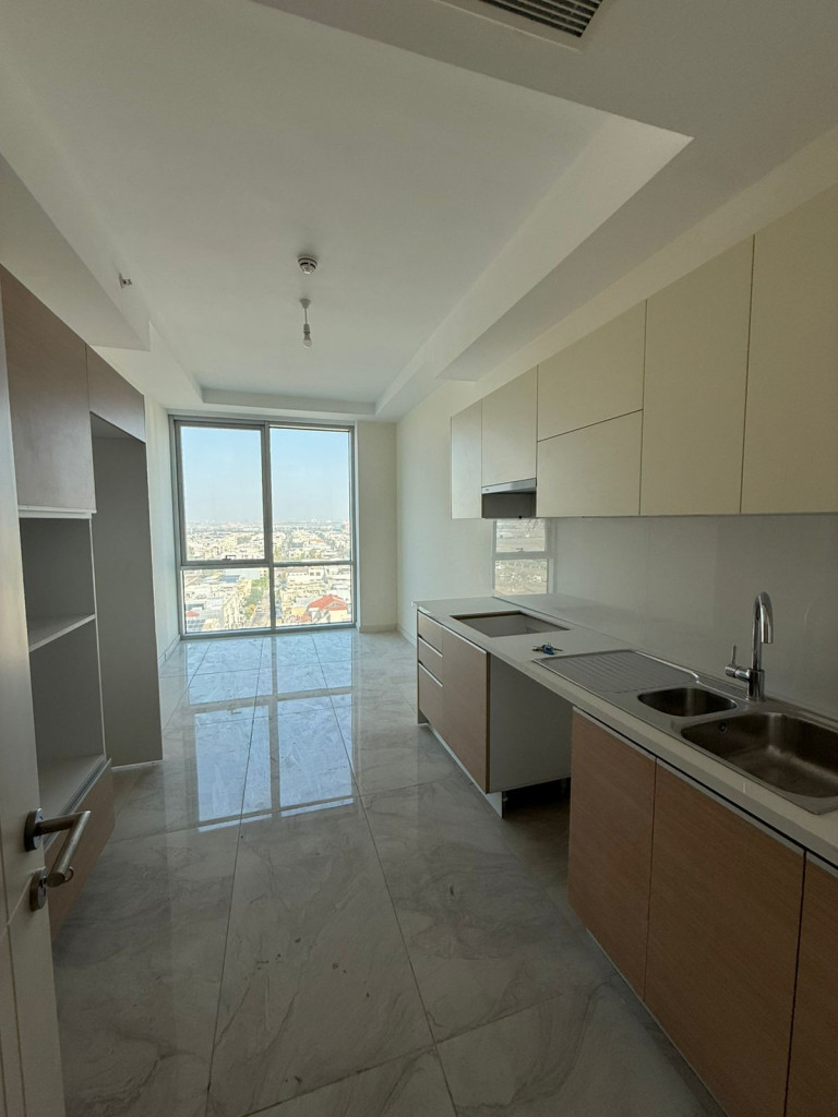Spacious Apartment in Empire Square