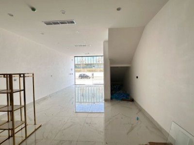 Spacious Shop Available for Rent Image 7