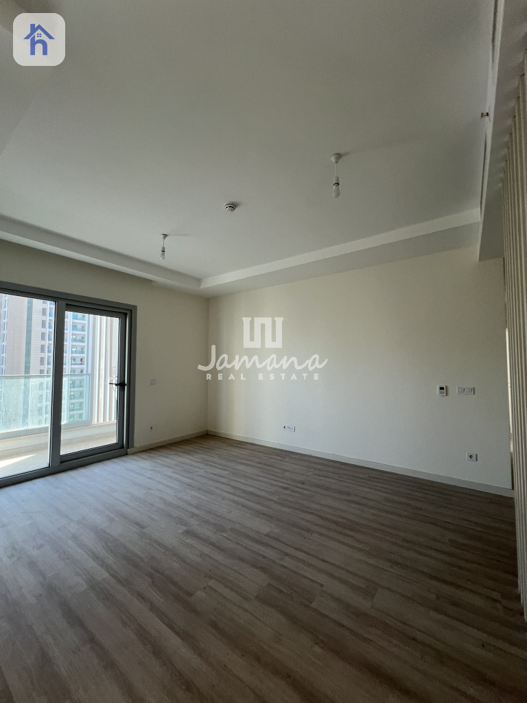 Spacious Apartment in Empire Square