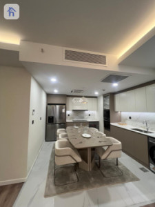 Modern 3-Bedroom Apartment in High-Rise Building image 2