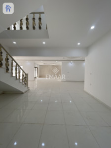 Modern Home with 5 Bedrooms Image 10