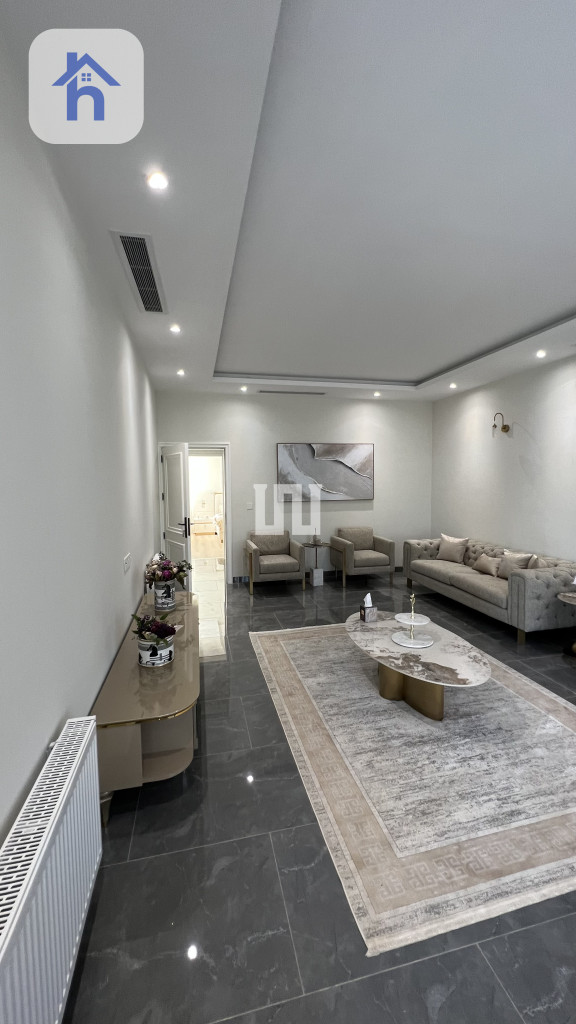 منزل عصري مع غرف نوم متعددة