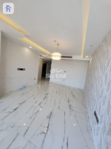 شوقەیەکی دوو ژووری نوستن لەگەڵ دیمەنی شار وێنە 3