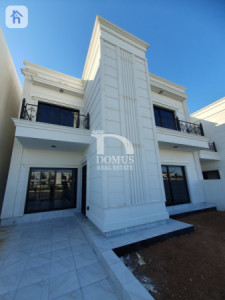 Commercial House (242m²) image 2