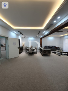 Elegant 5-Bedroom Villa Image 3