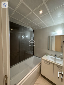 Modern Apartment with 2 Bedrooms in Empire Wings Image 9