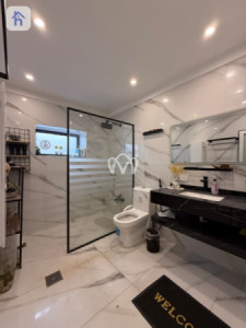 Spacious House with 6 Bedrooms Image 17