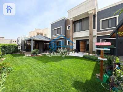 Modern House with 6 Bedrooms image 2
