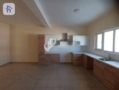 Spacious House with 4 Bedrooms Image 4