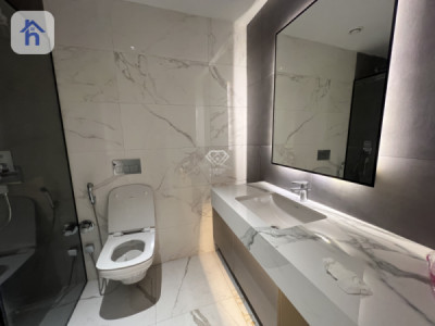 Modern Apartment in Prime Location Image 12