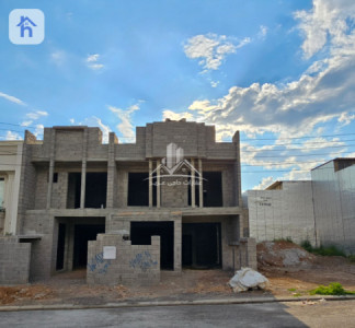 Modern Family Home with 5 Bedrooms image 1