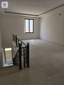 Modern Home With 5 Bedrooms Image 9