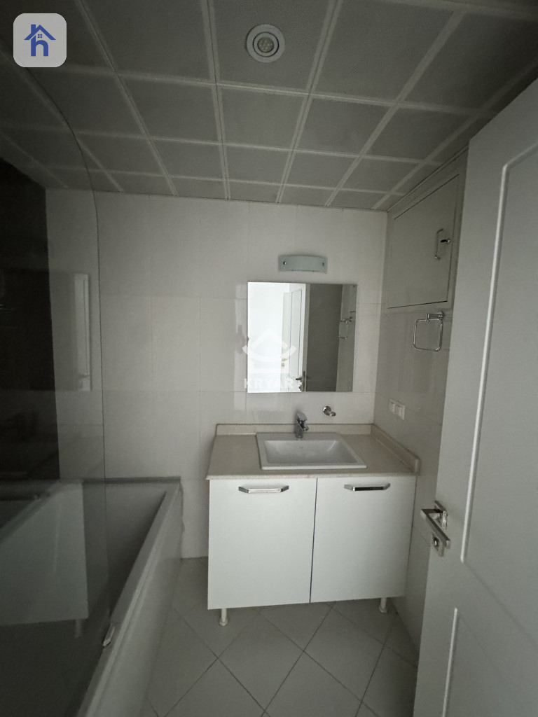 Elegant Apartment with Spacious Layout Resim 14